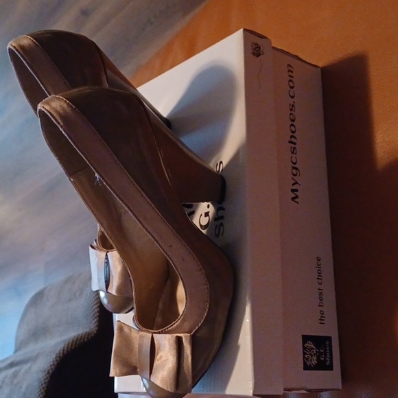 💙🌺Charlotte Russe Tan Peep Toe Heels with Bow Detail - Picture 3 of 10